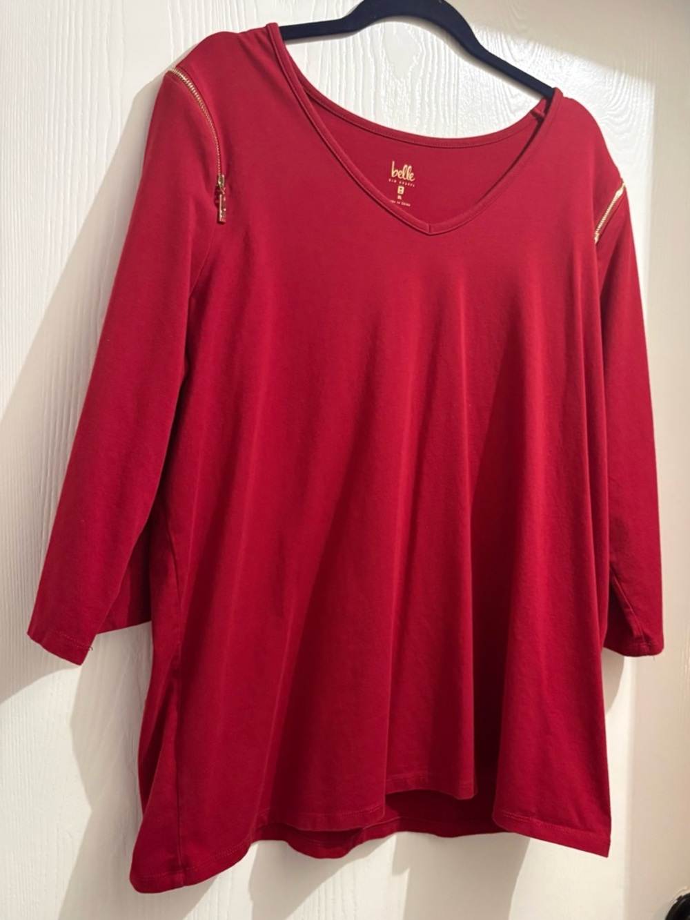 Belle by Kim Gravel
Red V-Neck 3/4 Sleeve Top with Gold Zipper at shoulders XL